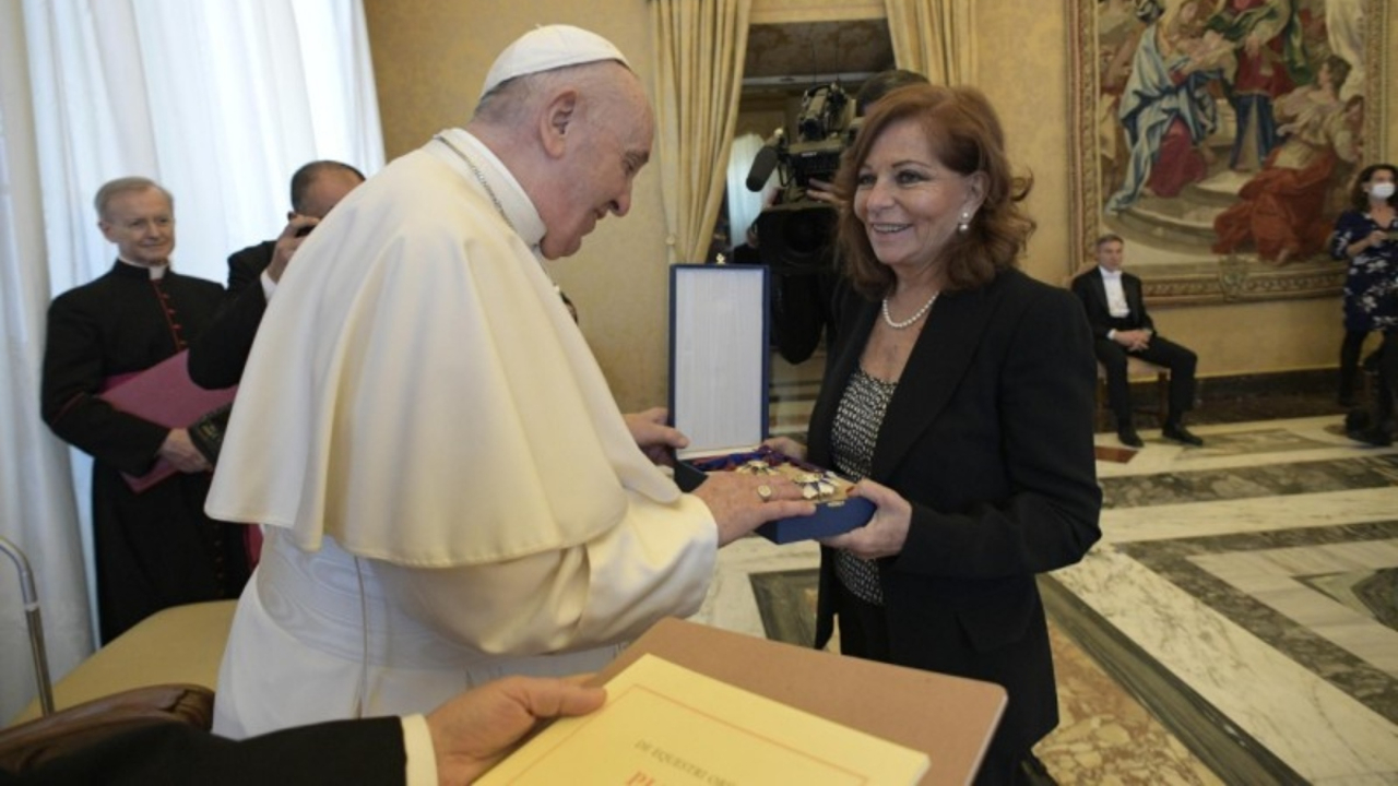 El papa Francisco entrega la insignia “Orden de Pío IX” a la corresponsal de Televisa en El Vaticano, Valentina Alazraki