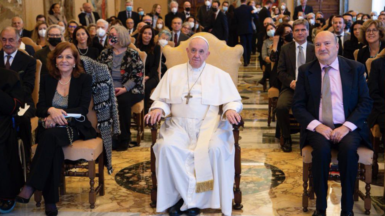 El papa Francisco entrega la insignia “Orden de Pío IX” a la corresponsal de Televisa en El Vaticano, Valentina Alazraki