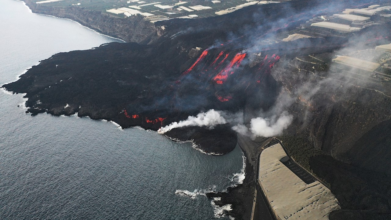 Lava del volcán Cumbre Vieja devora por completo una playa en la isla de La Palma