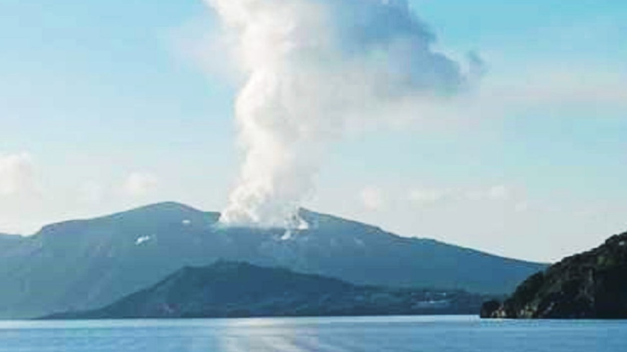 Isla de Vulcano desaloja a cientos de personas por emisión de gases tóxicos de su volcán