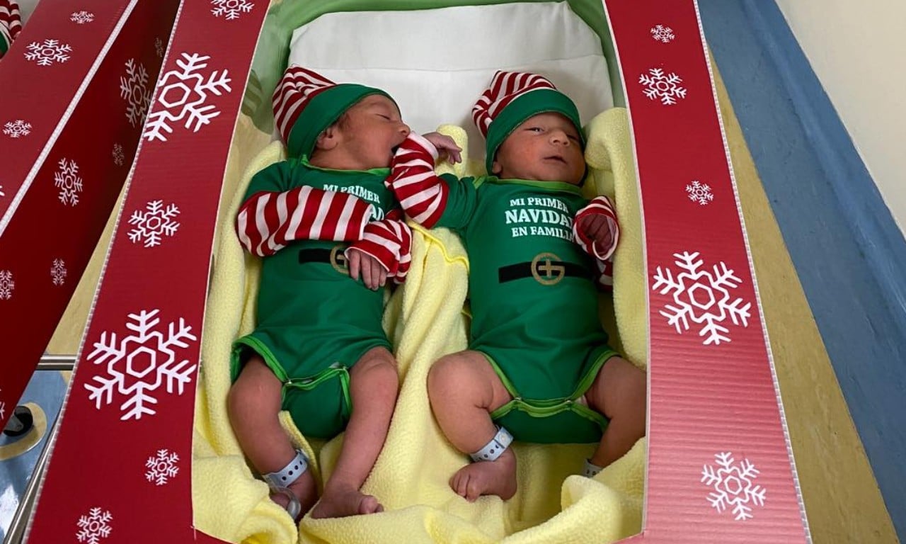 Hospital de Monterrey viste a bebés como duendes navideños