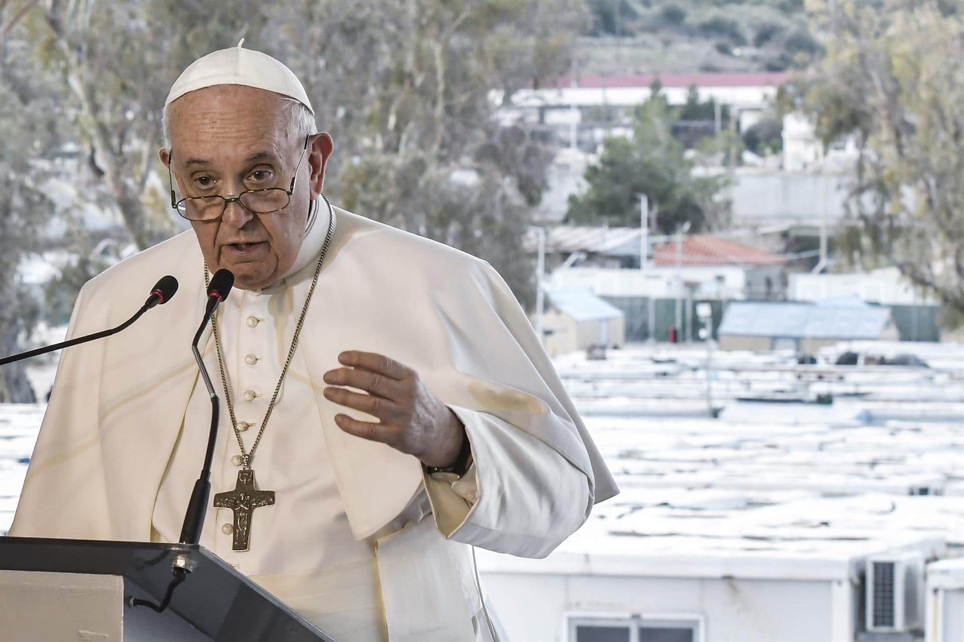 'Detengamos este naufragio de civilización', pide Papa Francisco desde Lesbos