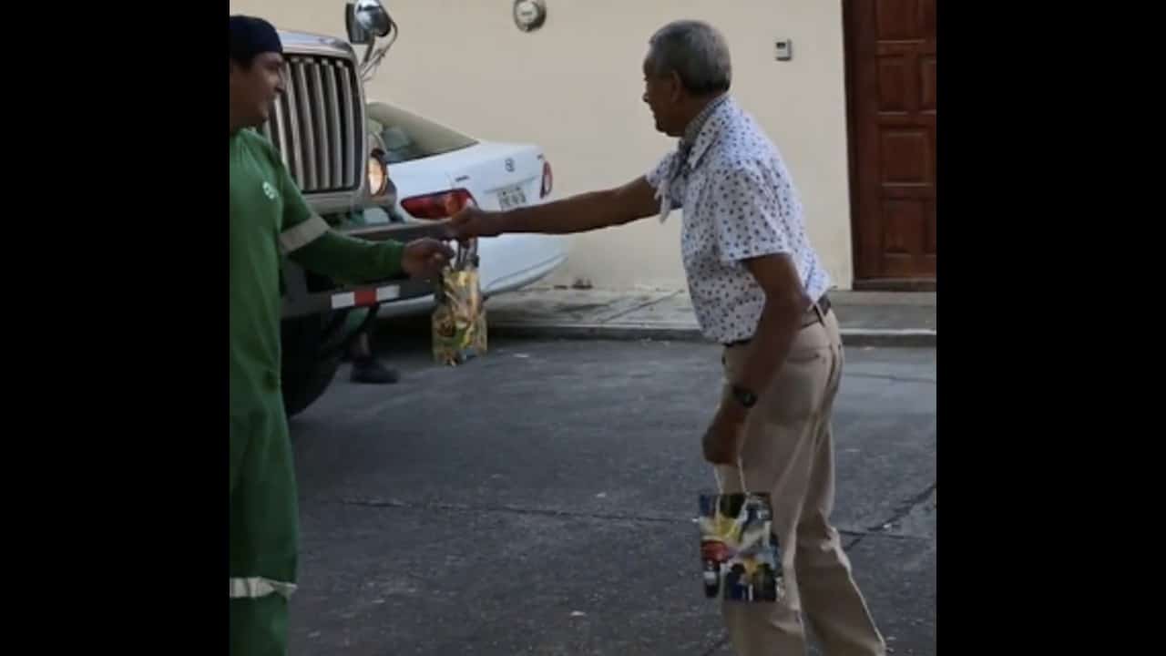 Abuelito regalos basura video viral
