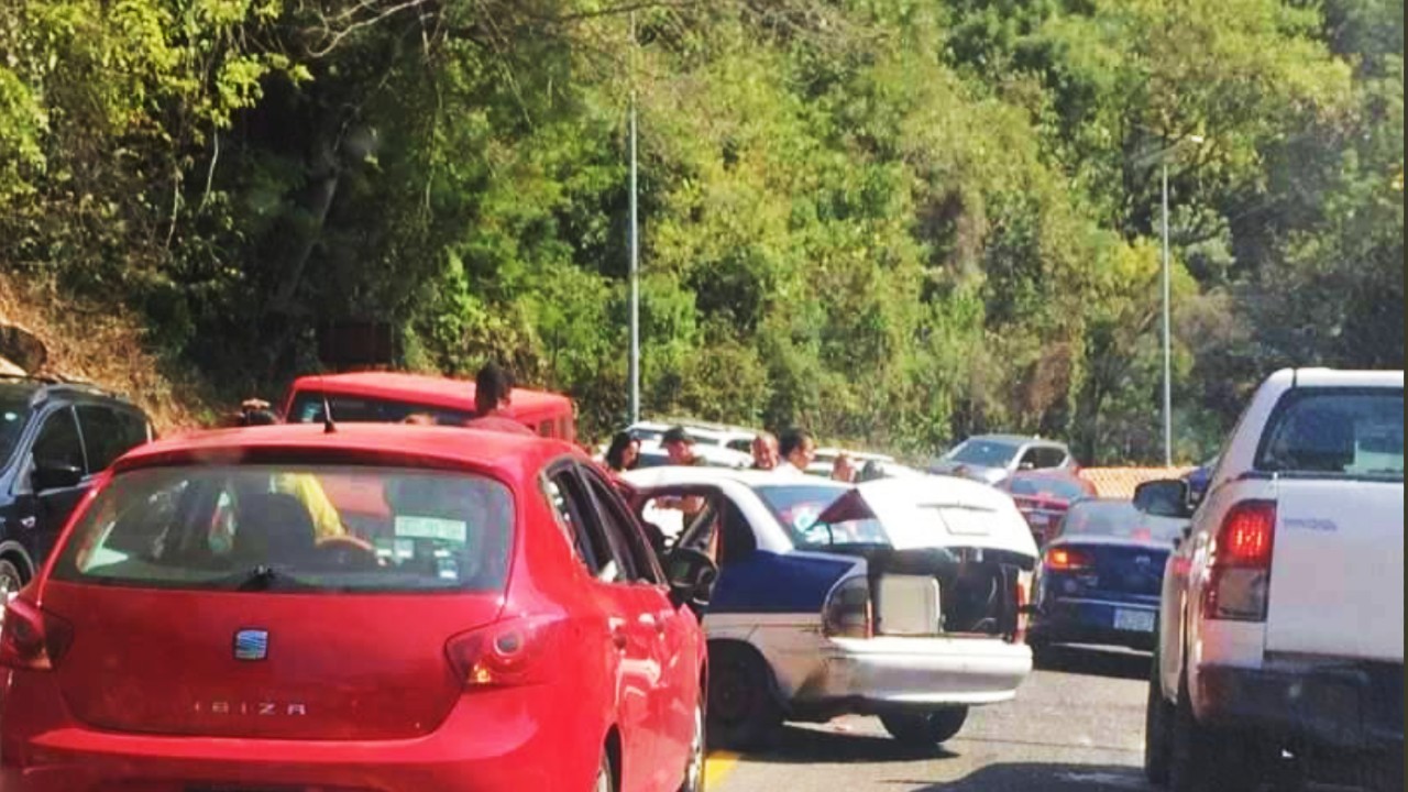 Fuerte choque en la carretera Escénica en Acapulco deja una mujer muerta y siete heridos