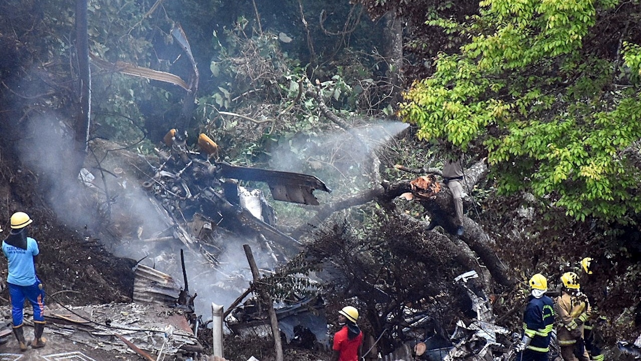 Los equipos de rescate trabajan en el lugar del accidente después de que un helicóptero Mi-17 que transportaba al jefe del personal de defensa Bipin Rawat y otras 13 personas se estrelló