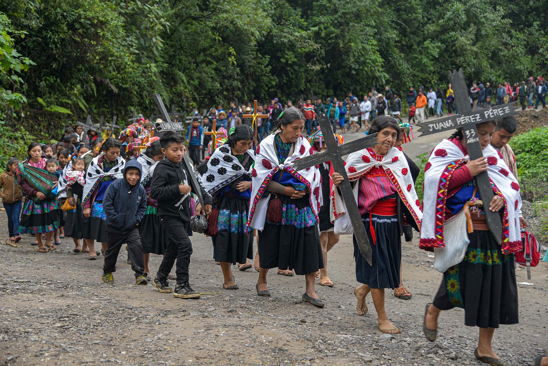 Marchan para exigir justicia por la masacre, hace 24 años, de indígenas tzotziles en Acteal