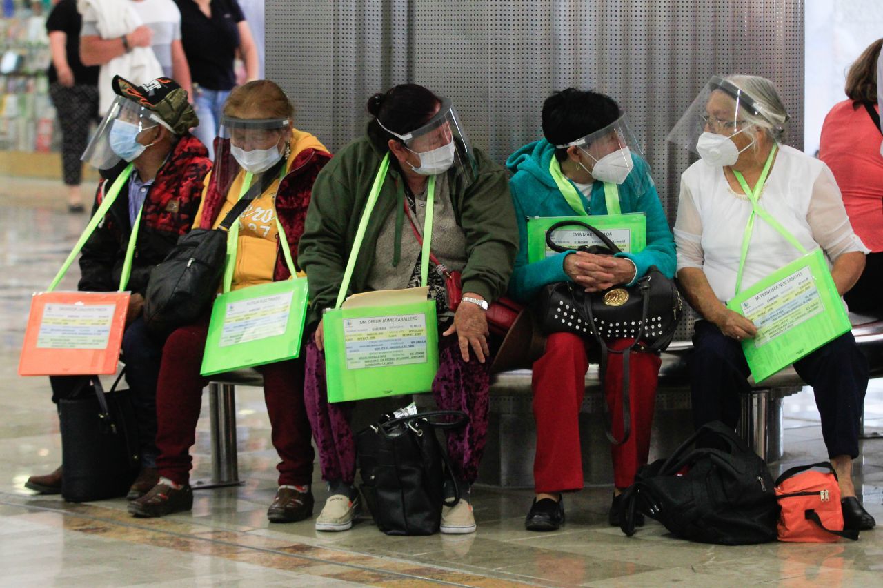Un grupo de mujeres adultas mayores en el Aeropuerto Internacional de la Ciudad de México (AICM) (Cuartoscuro)