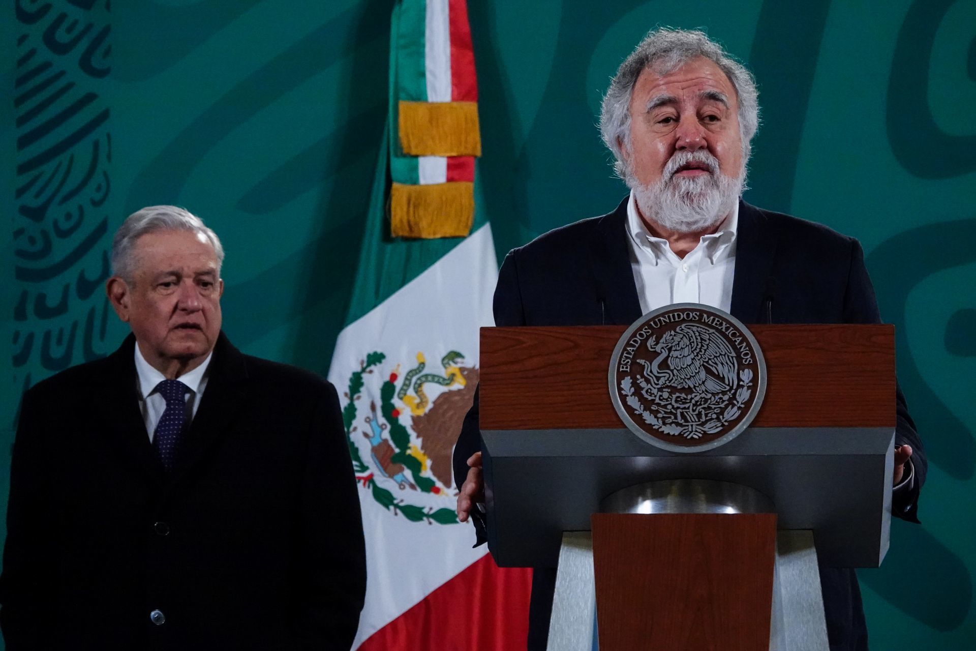 Andrés Manuel López Obrador y Alejandro Encinas durante la conferencia matutina en Palacio Nacional.