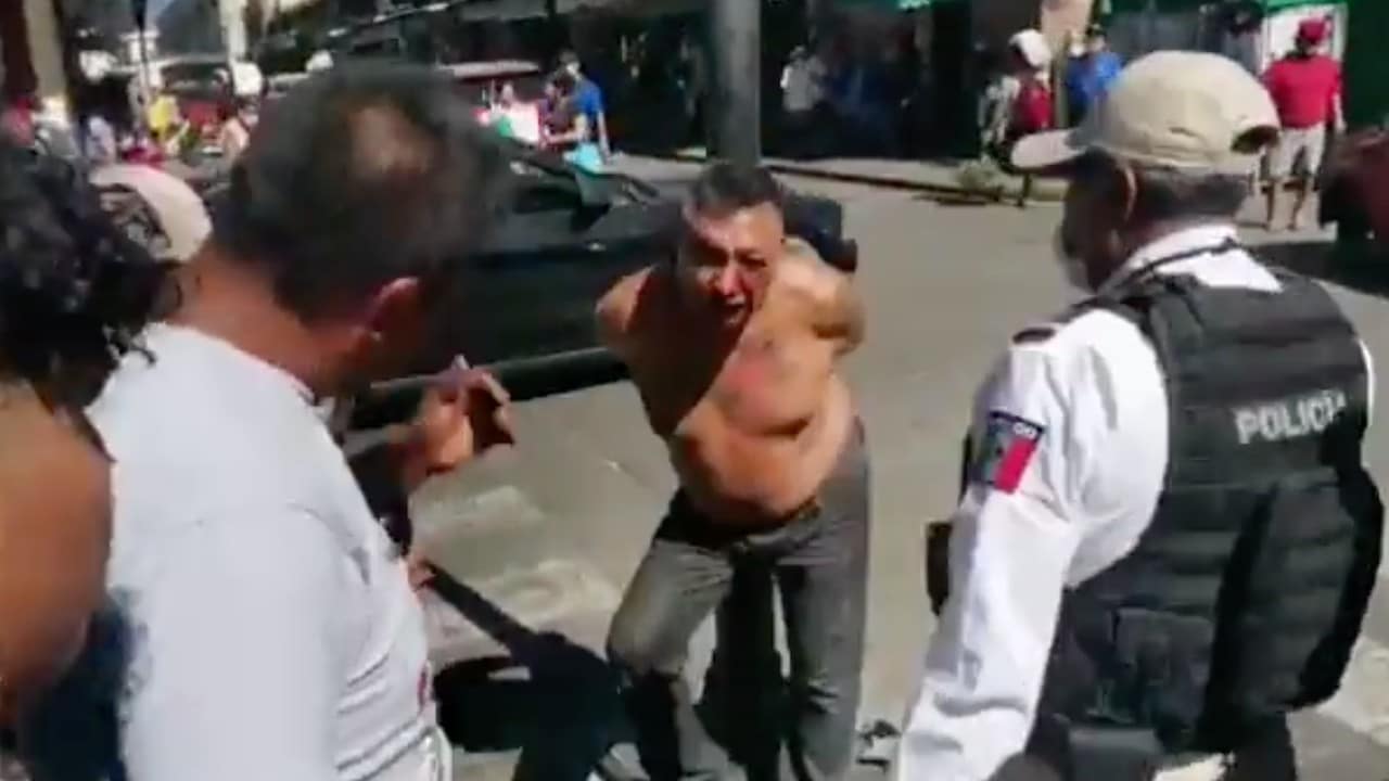 Vendedores Ambulantes detienen a presunto ladrón en Oaxaca (Twitter: @LagarrapataS22)