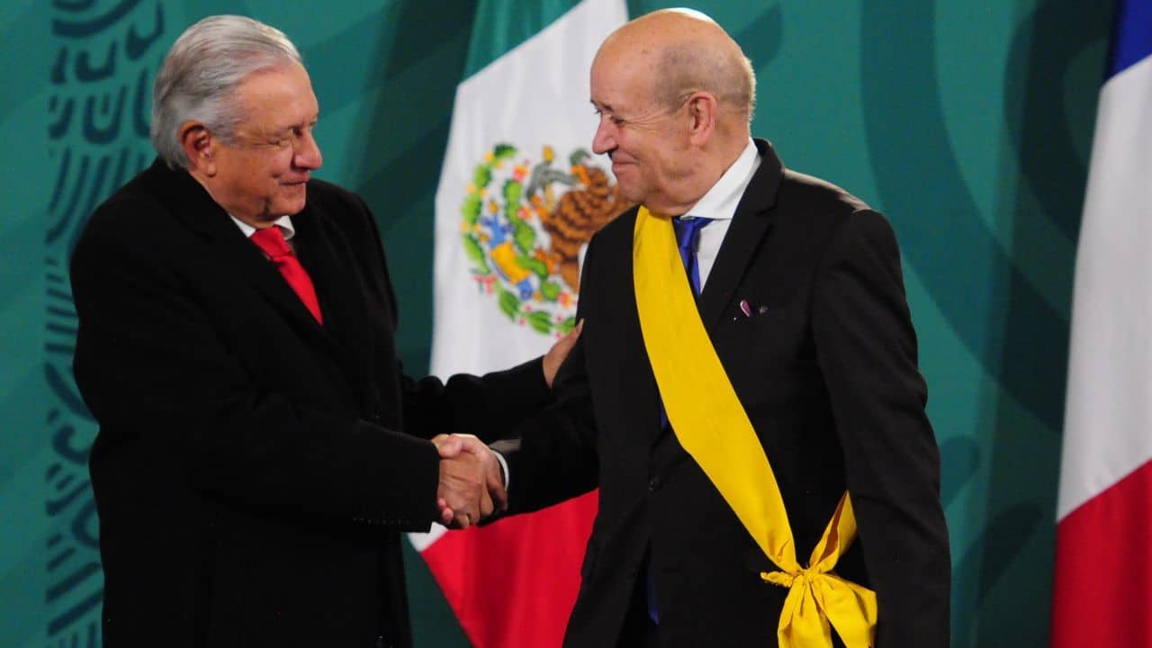 AMLO condecora con Orden Mexicana del Águila Azteca a Jean-Yves Le Drian, canciller de Francia