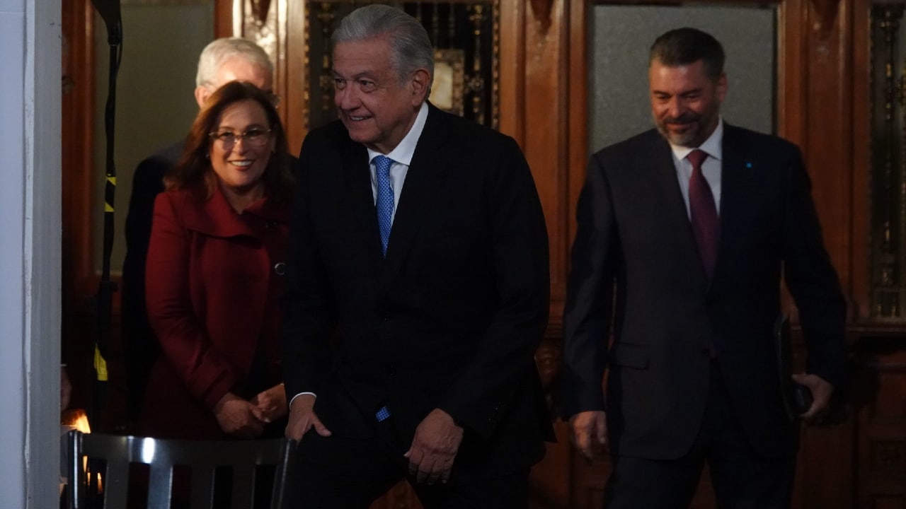 El presidente Andrés Manuel López Obrador llegando a la conferencia de prensa en Palacio Nacional.