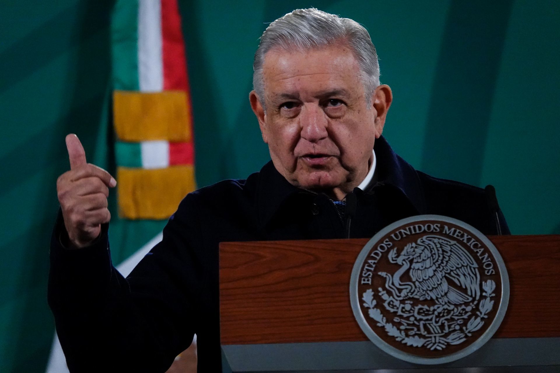 Andrés Manuel López Obrador mostró dos miniaturas de un camión y un cilindro de Gas Bienestar que alguien le hizo llegar, durante la conferencia matutina en Palacio Nacional