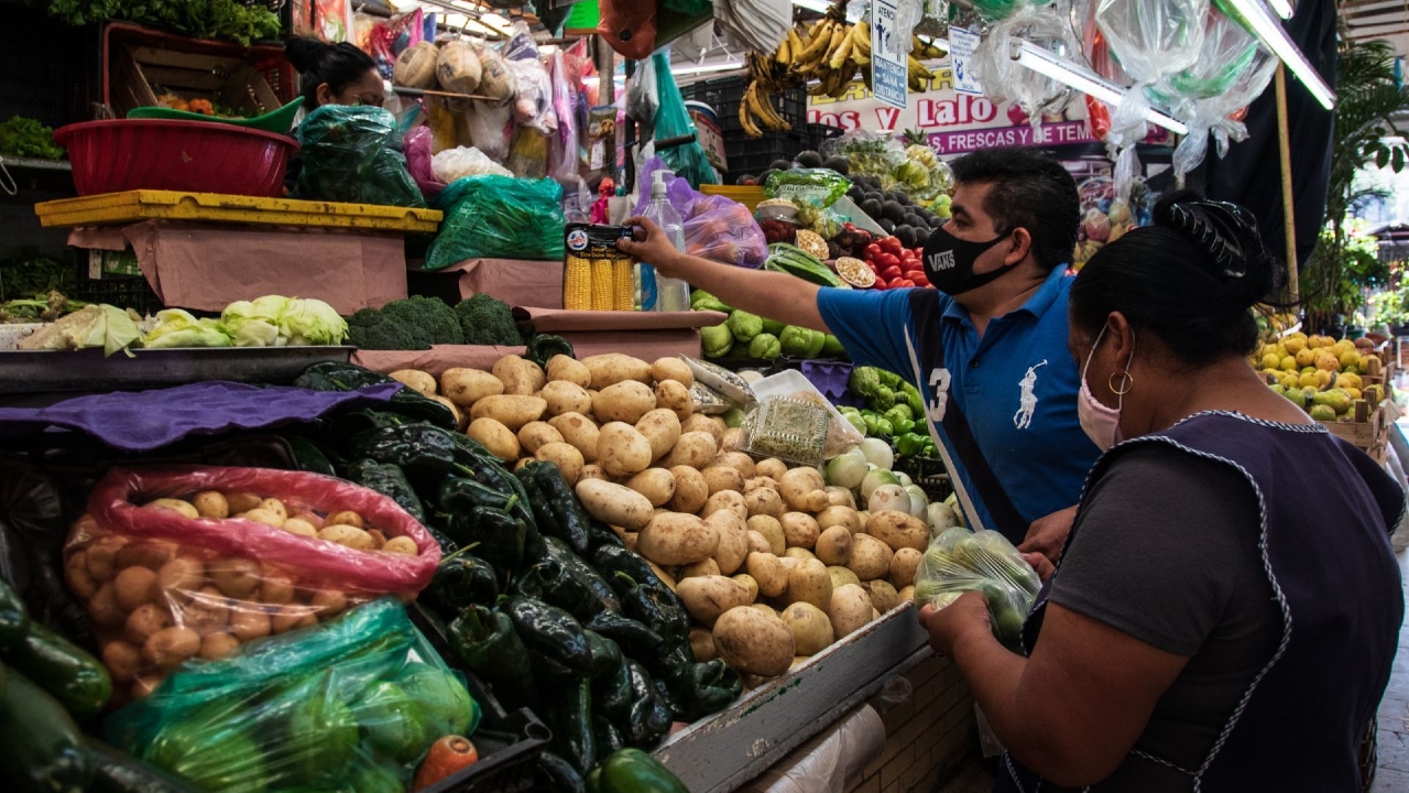 Una persona compra productos de la canasta básica en un mercado en México.