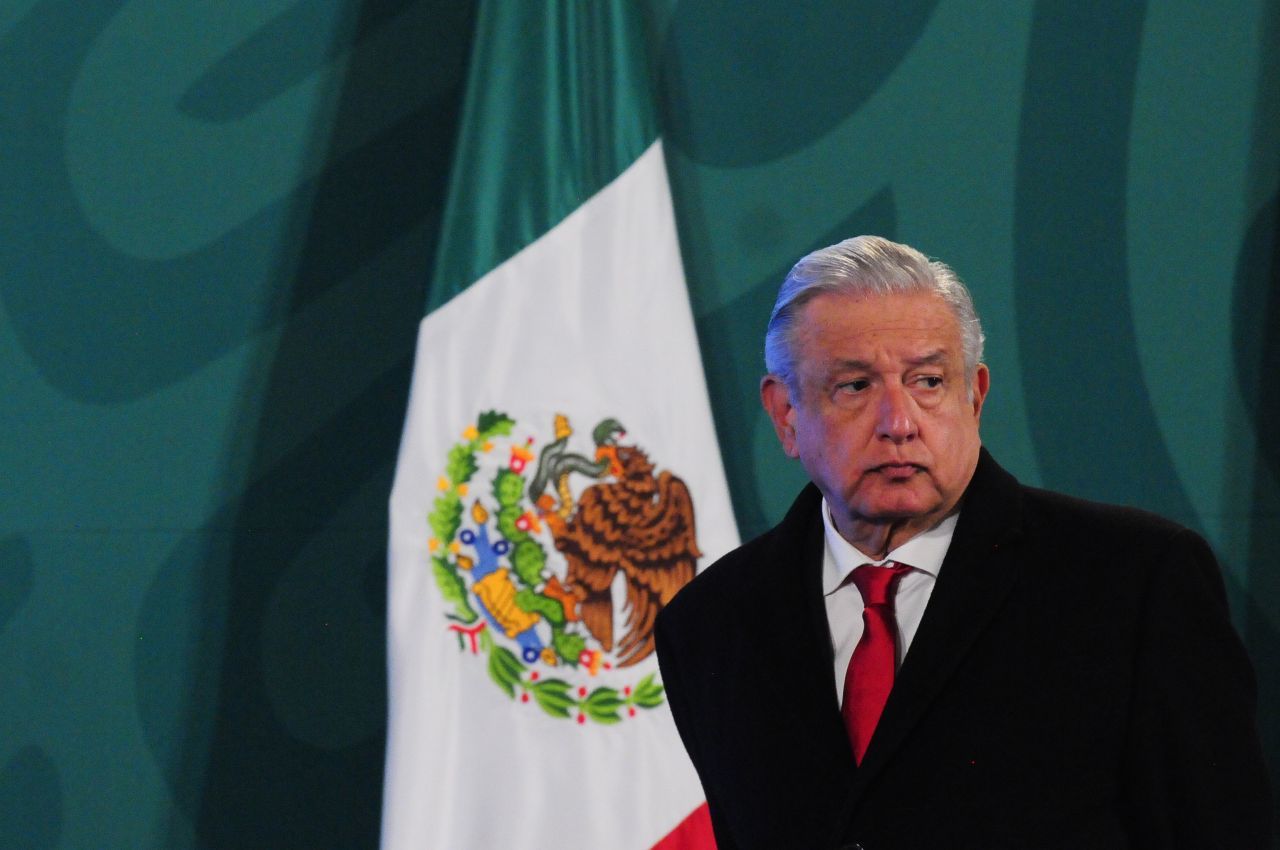 Andrés Manuel López Obrador, presidente de México, escucha la participación de su gabinete durante la conferencia mañanera.