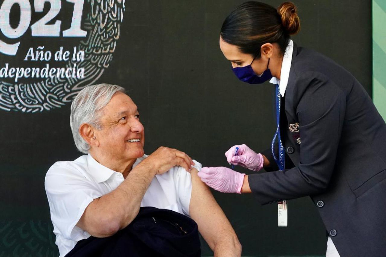 AMLO recibe refuerzo de vacuna covid