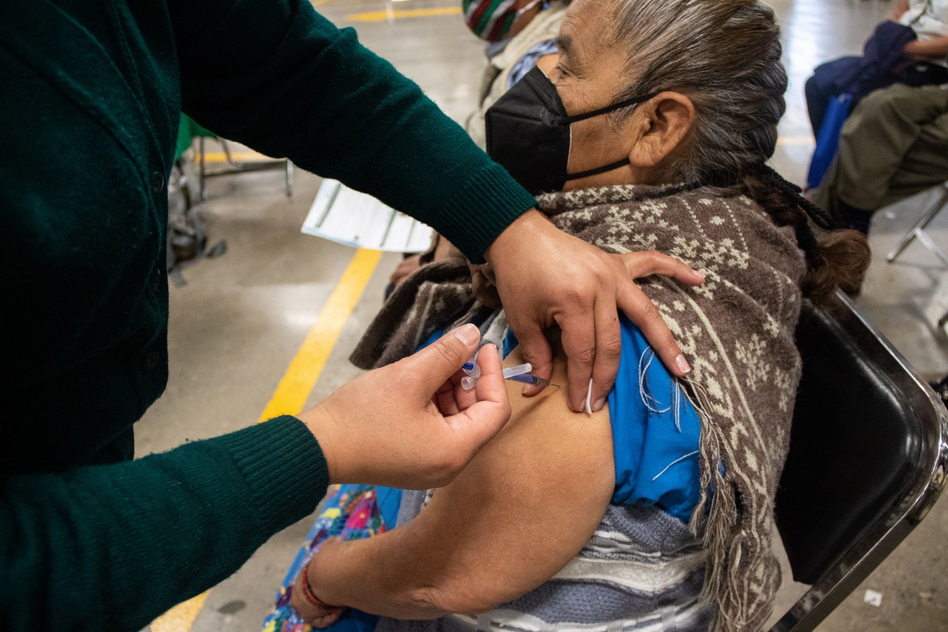 Aplicarán vacuna de refuerzo COVID para adultos mayores de 60 años en 106 municipios del Edomex, incluidos Toluca y Metepec