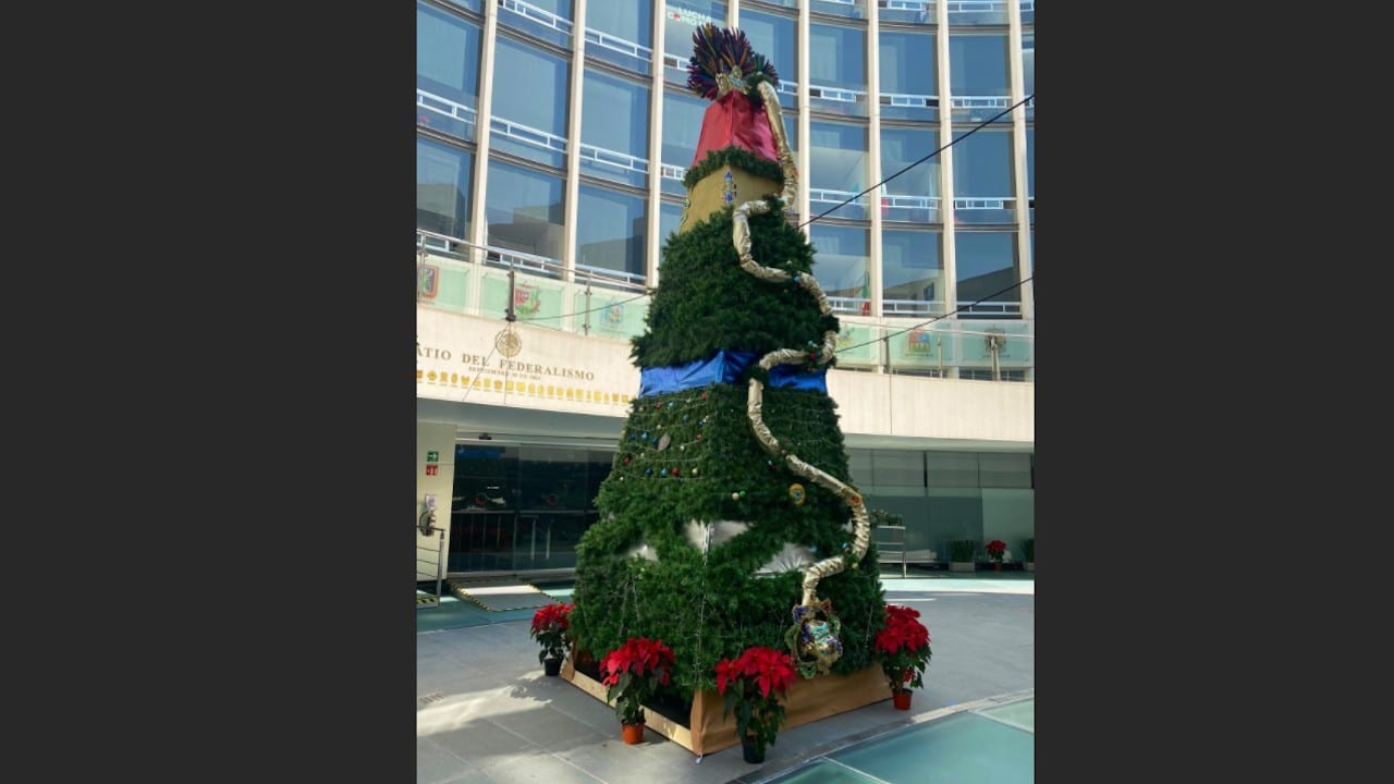 Árbol de Navidad en las instalaciones del Senado (Noticieros Televisa)