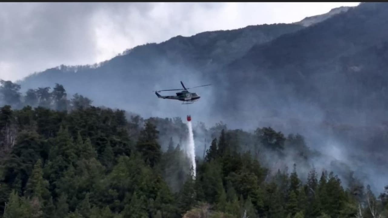 Mueren dos personas al caer helicóptero que combatía un incendio forestal en Argentina