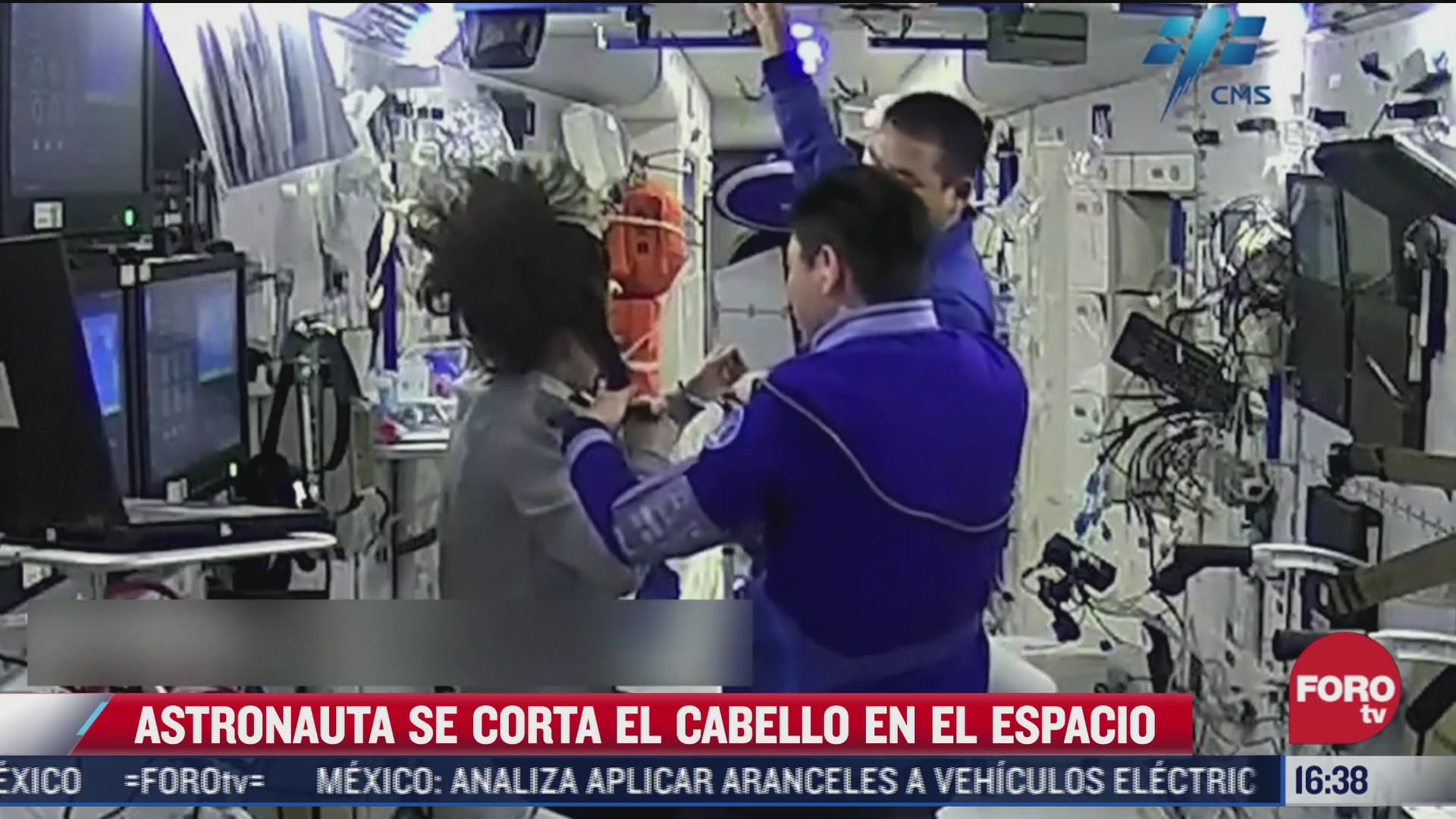 astronautas se cortan el cabello en el espacio