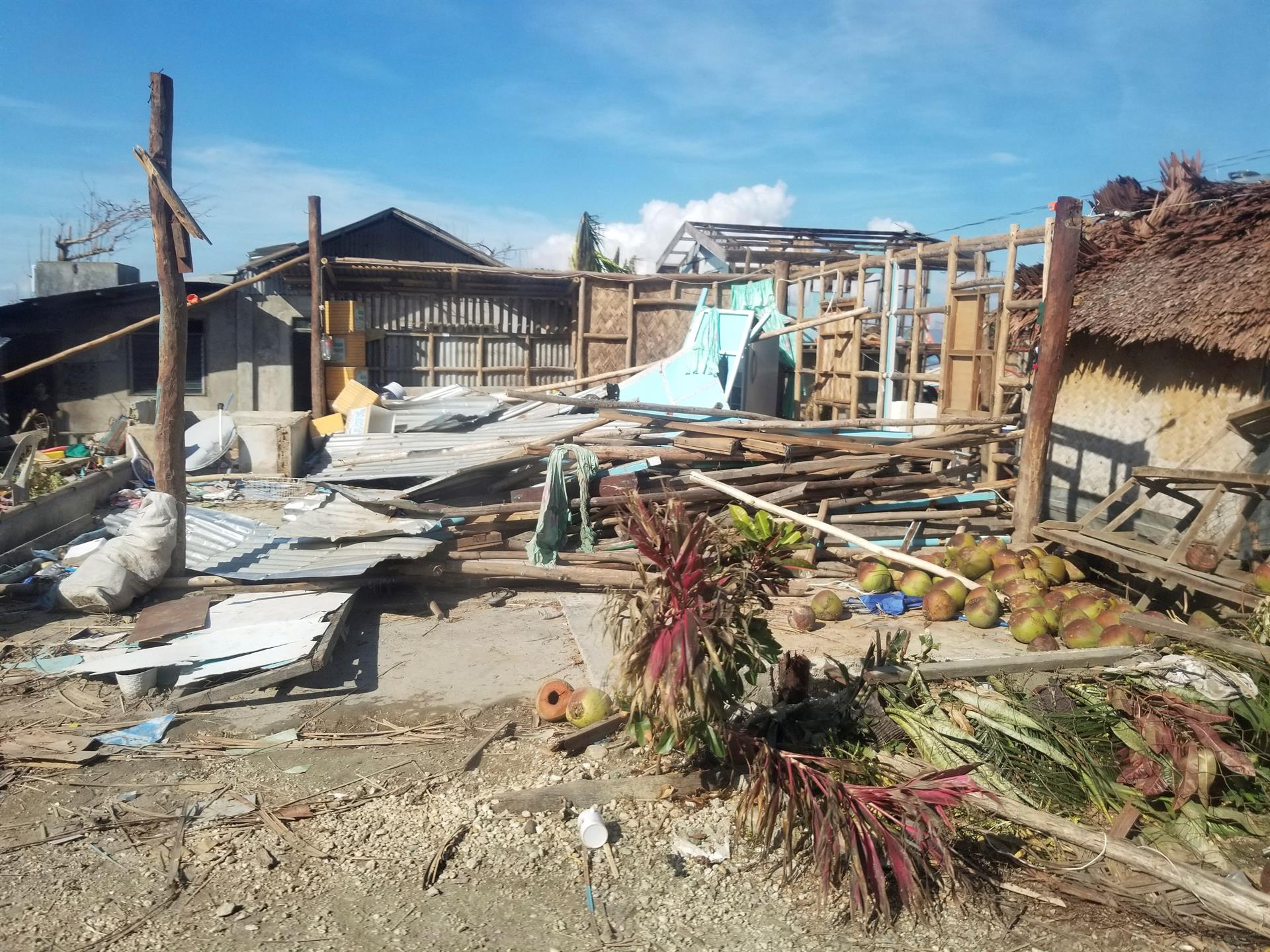 Aumenta a 388 el número de muertos por tifón en Filipinas