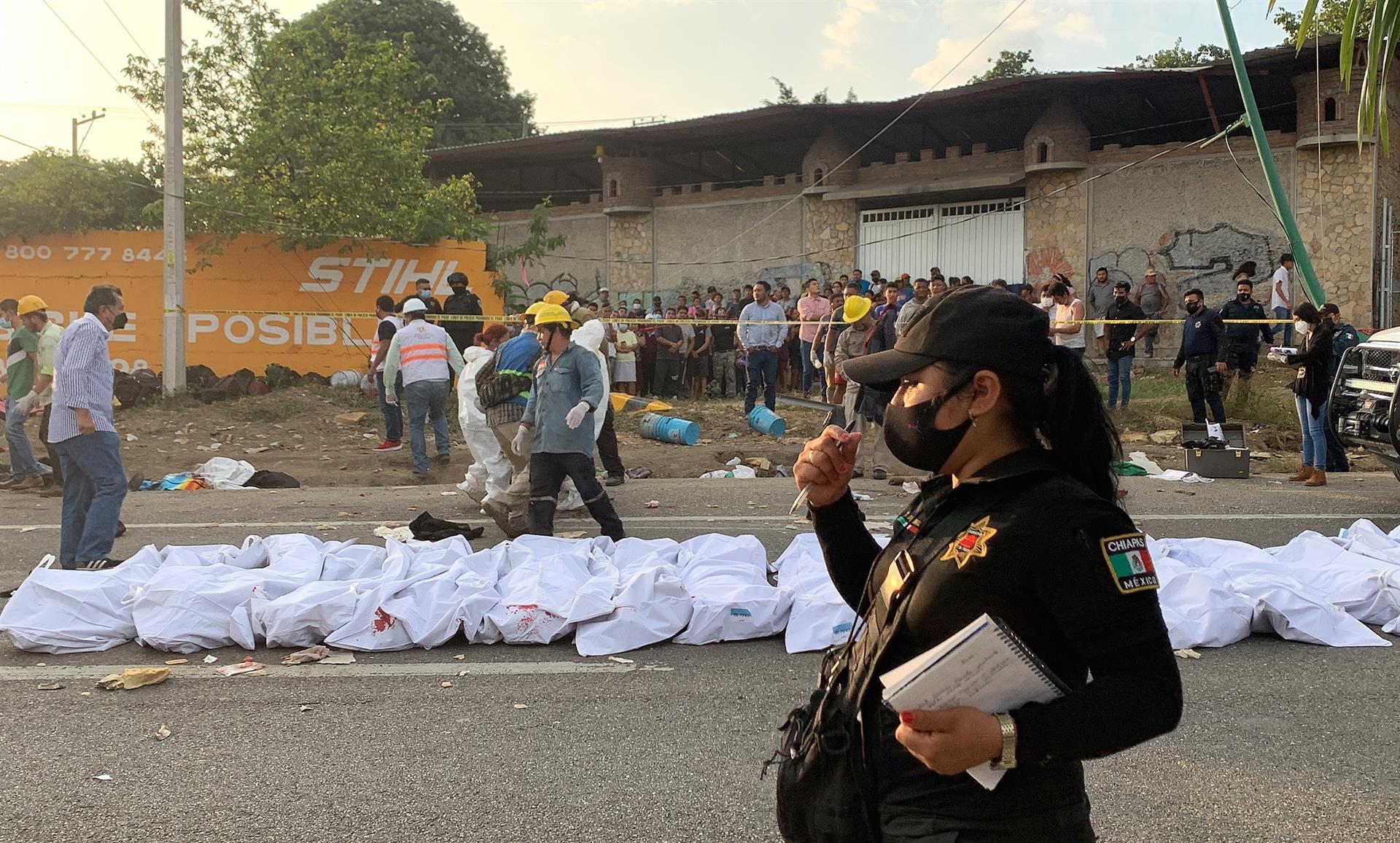 Aumenta a 54 la cifra de migrantes muertos tras volcadura de tráiler en Chiapas, narran accidente