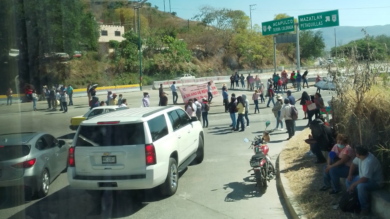 Integrantes de preparatorias populares bloquearon por dos horas la Autopista del Sol en Guerrero