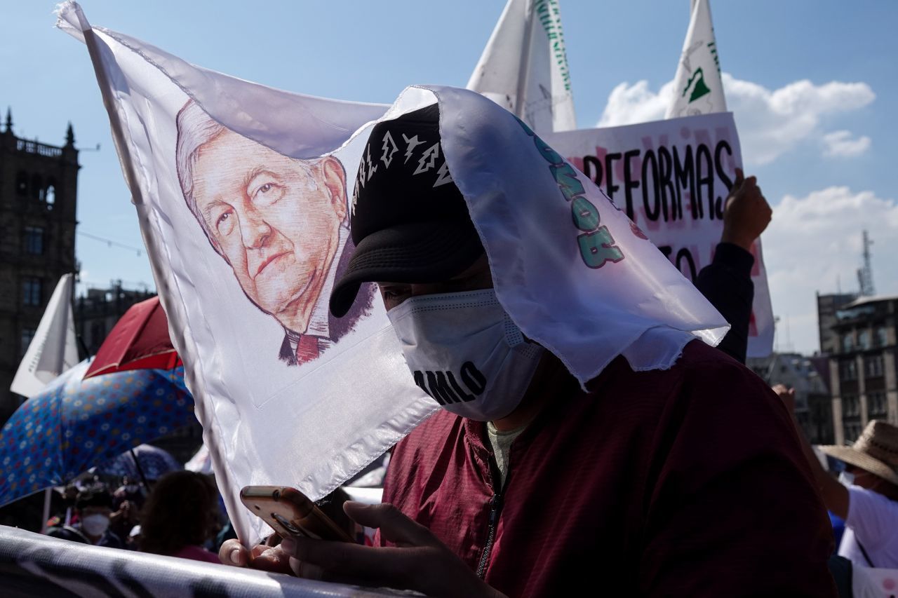 Un hombre con una bandera del presidente Andrés Manuel López Obrador (Cuartoscuro)