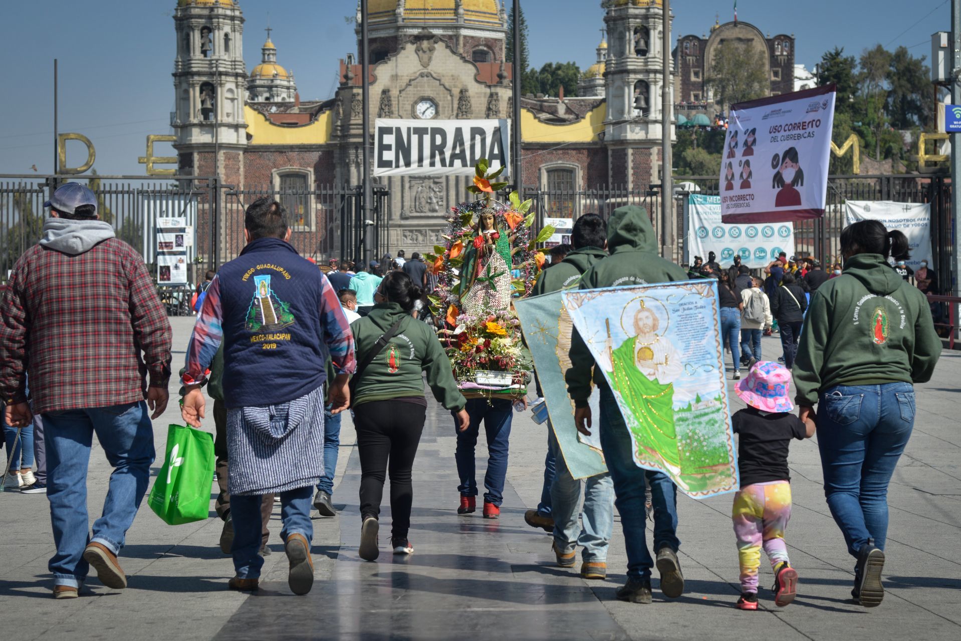Peregrinos retornar a casa después de visitar la Basílica de Guadalupe