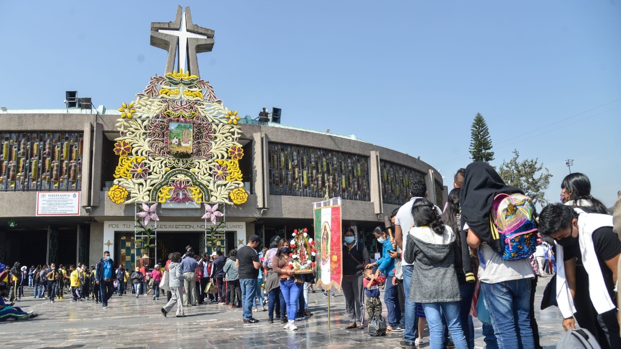 Peregrinos de diferentes estados del país hacen filas para ingresar al templo de la Basílica de Guadalupe