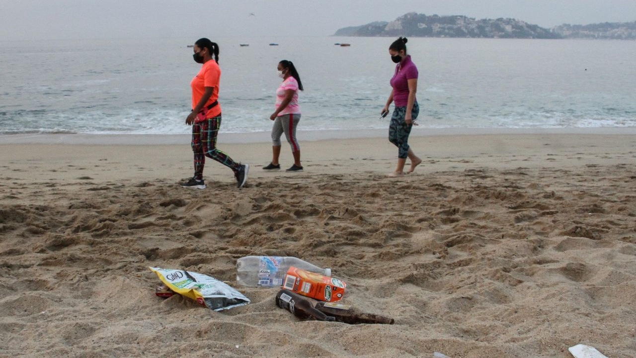 El turismo que se encuentra vacacionando en Acapulco genera toneladas de basura en playas y avenidas