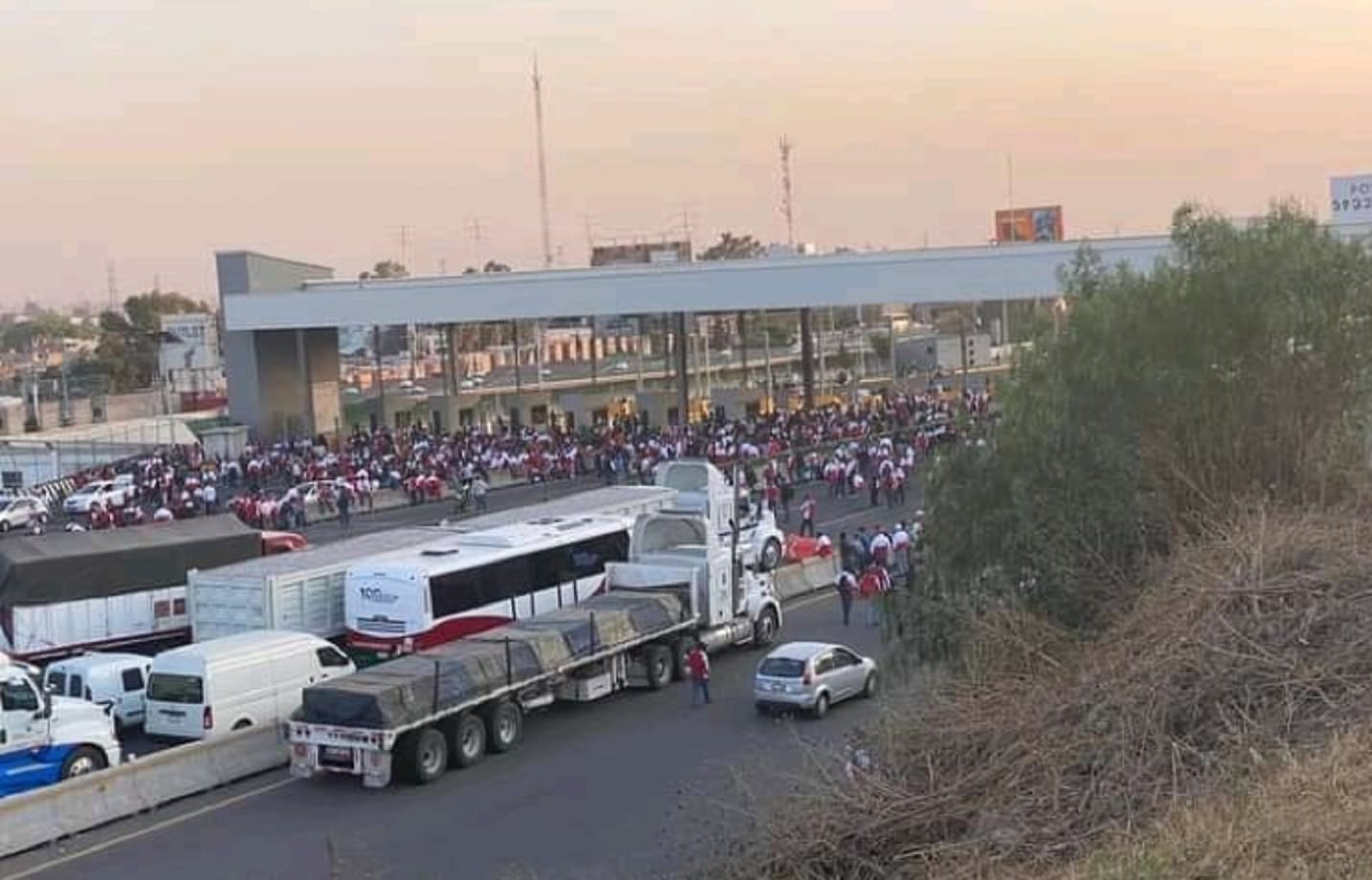 Liberan la México-Pachuca tras 11 horas de bloqueo
