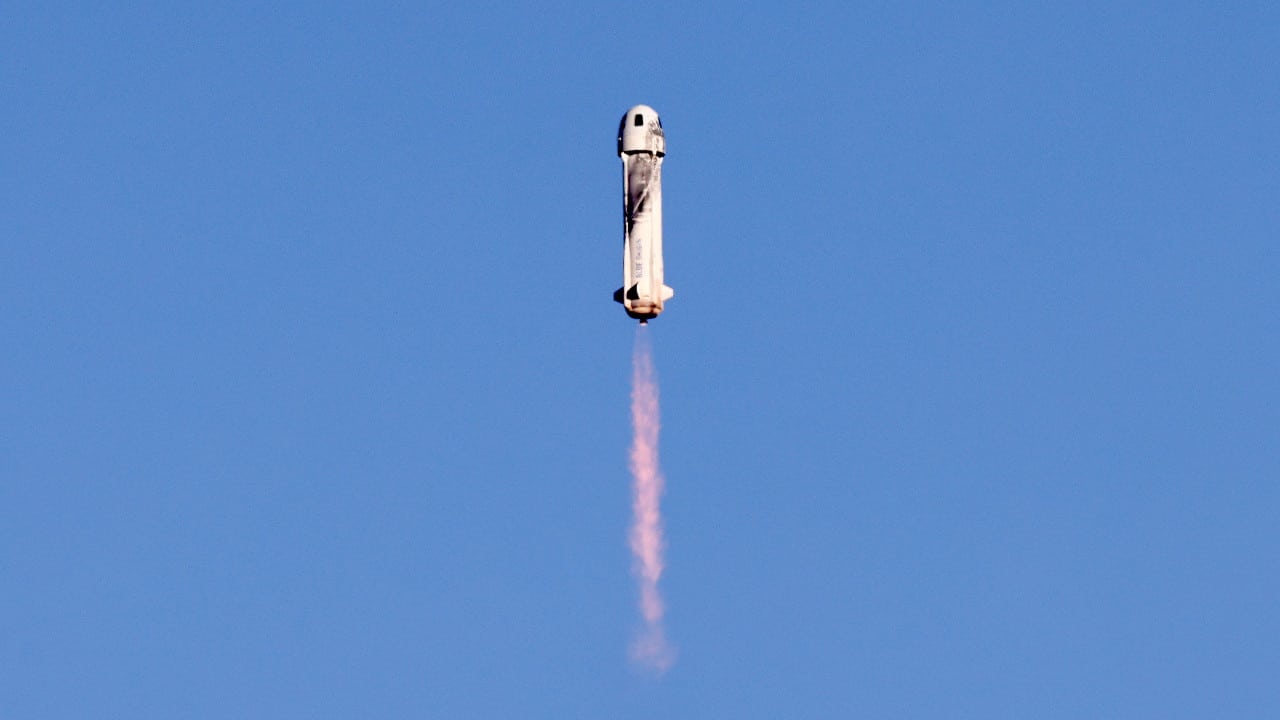Jeff Bezos realiza tercer vuelo comercial tripulado al espacio exterior.