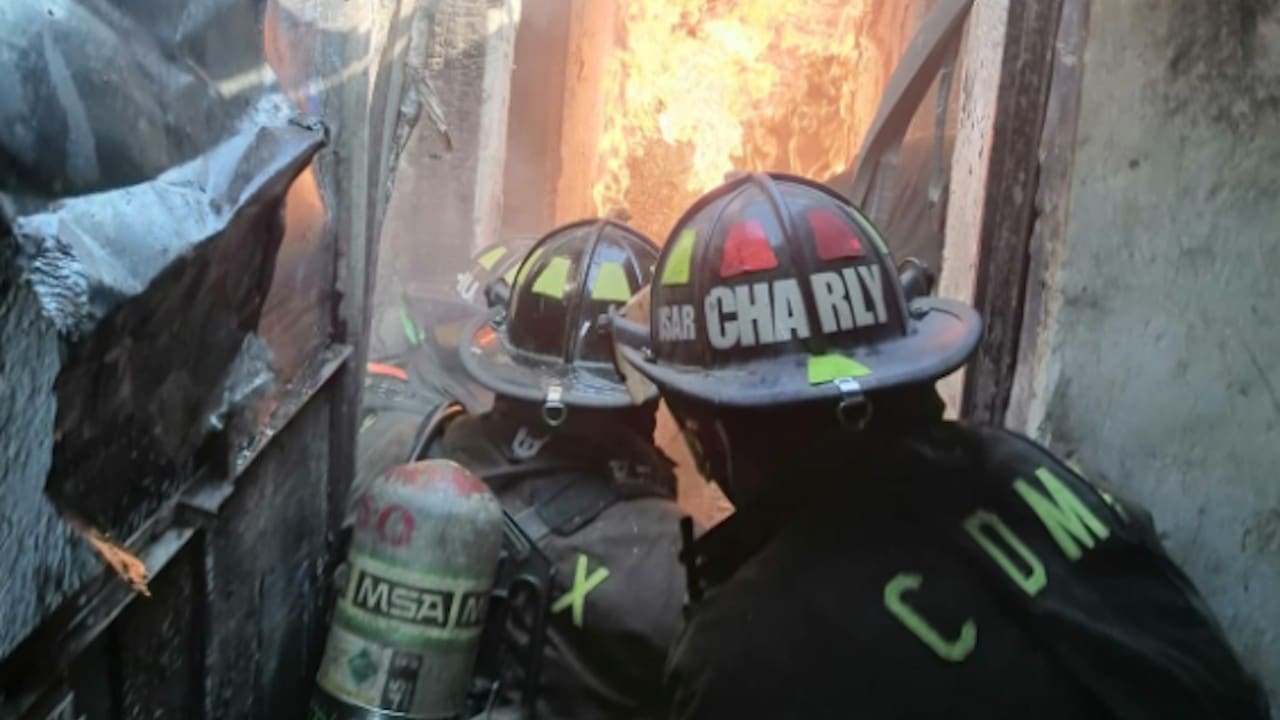 Bomberos de la CDMX laboran en incendio, en colonia Doctores (Twitter: @Bomberos_CDMX)