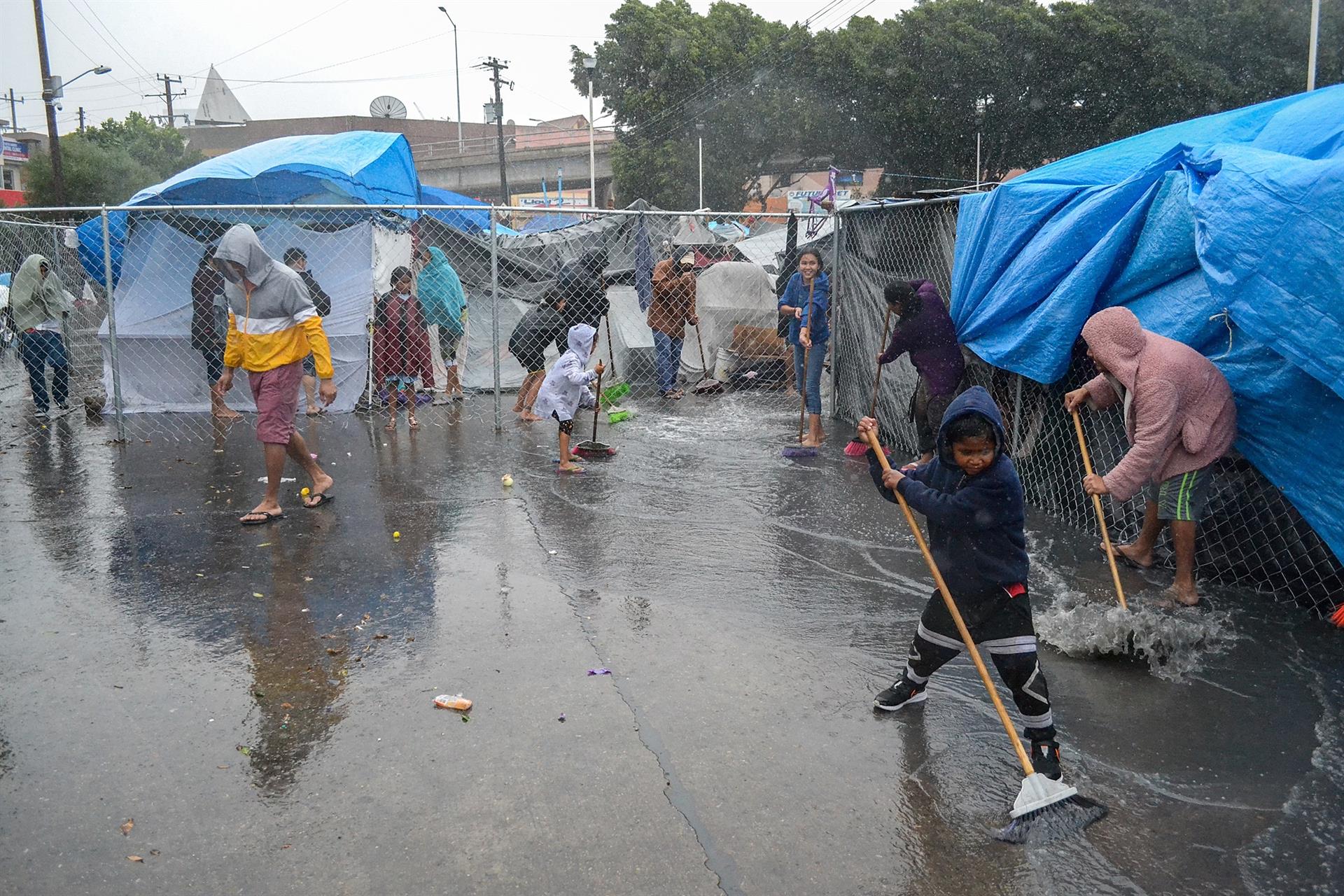 Buscan reubicar a migrantes por lluvias y bajas temperaturas en Tijuana