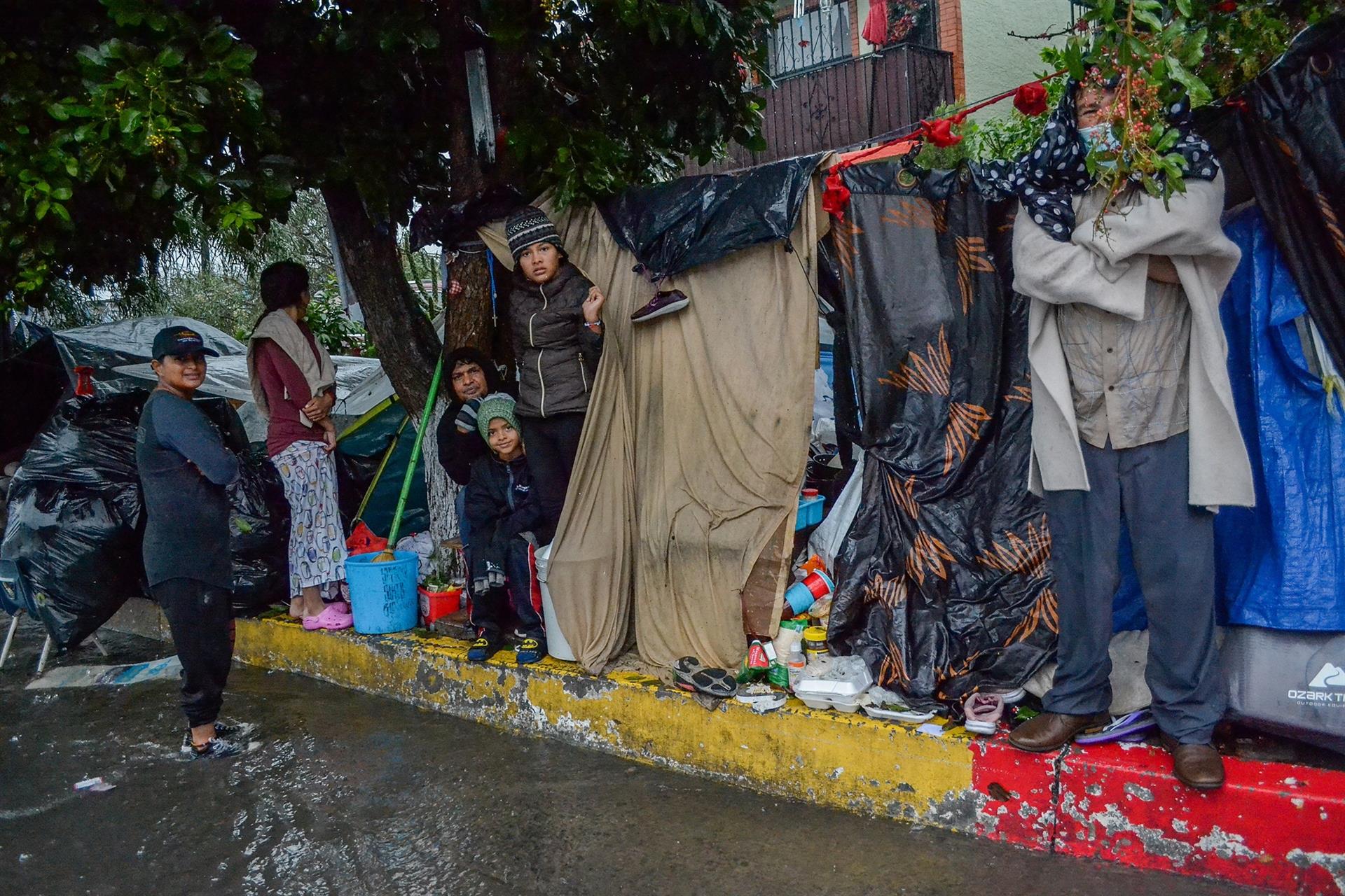 Buscan reubicar a migrantes por lluvias y bajas temperaturas en Tijuana