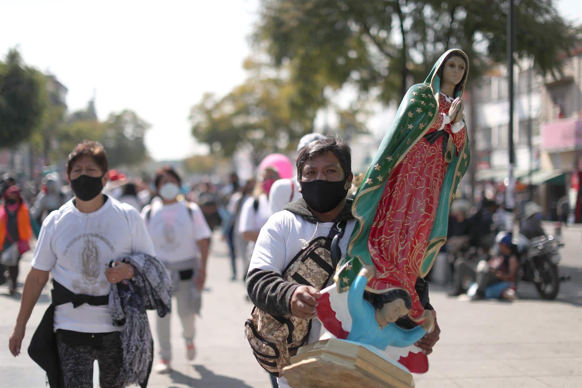 Con grandes figuras de la Virgen de Guadalupe llegaron al norte de la Ciudad de México