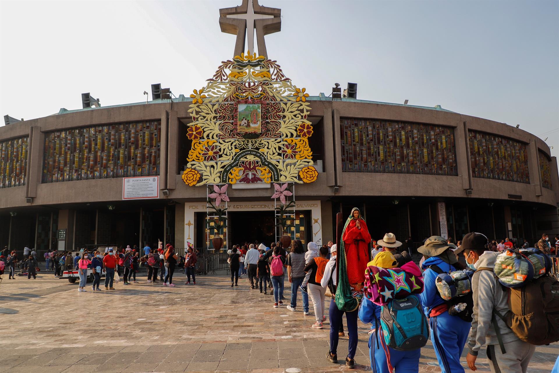 Debido a la pandemia de covid-19, los fieles solo pudieron estar unos momentos dentro de la Basílica de Guadalupe