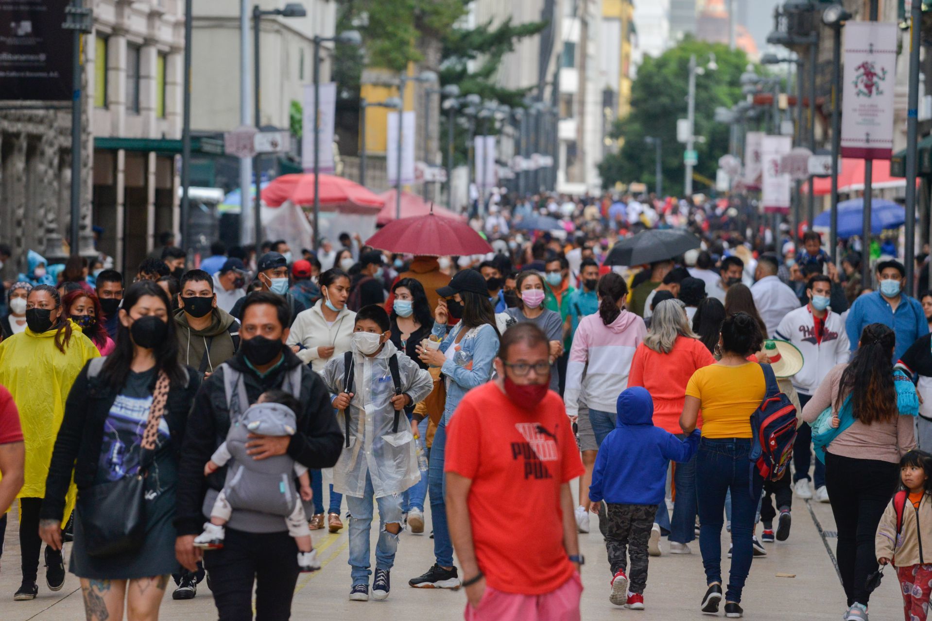 Aglomeraciones sobre la calle Francisco I. Madero durante el día festivo con motivo del Día de la Independencia.