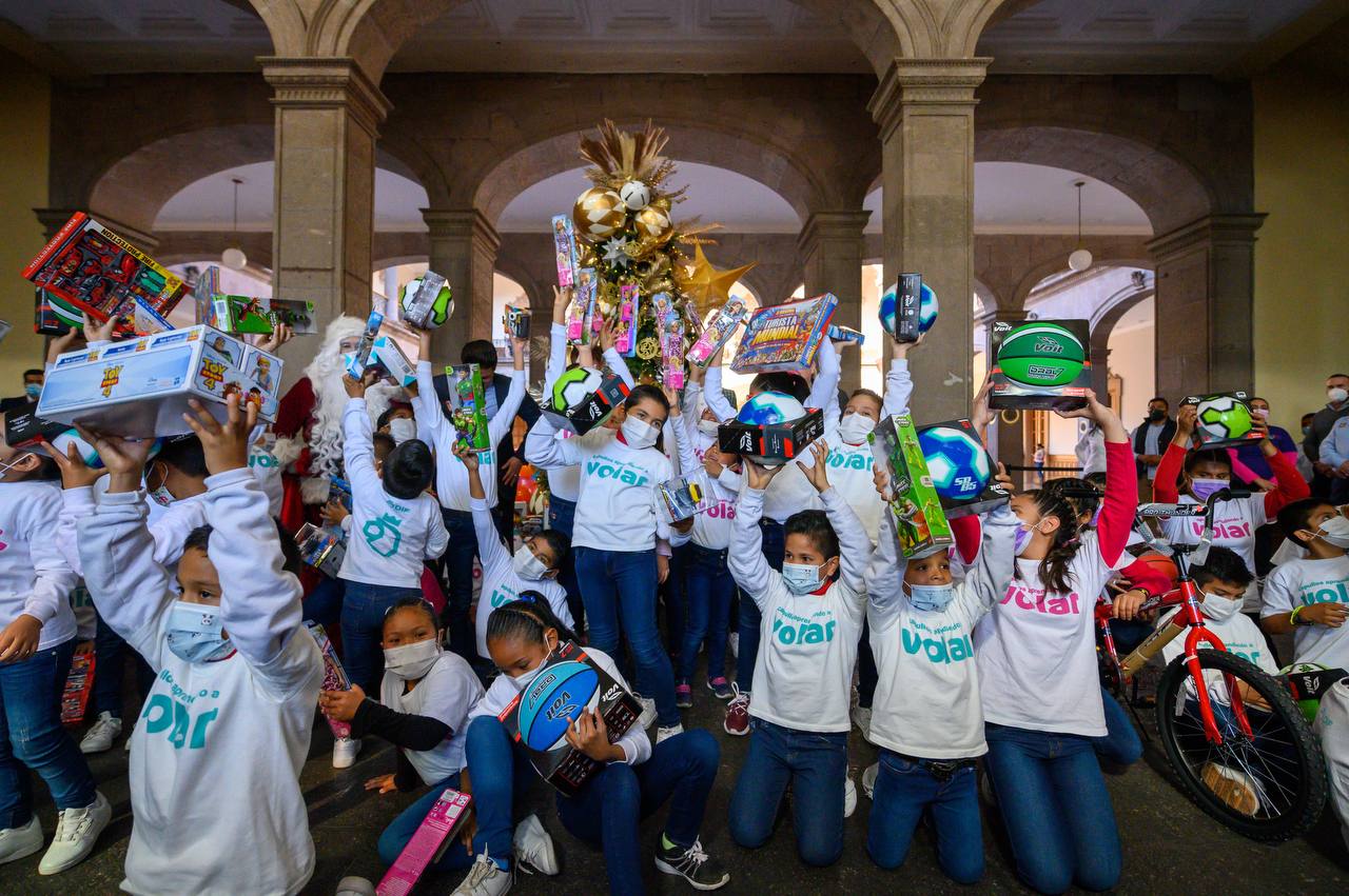 Niños DIF Nuevo León con juguetes entregados por el Canelo