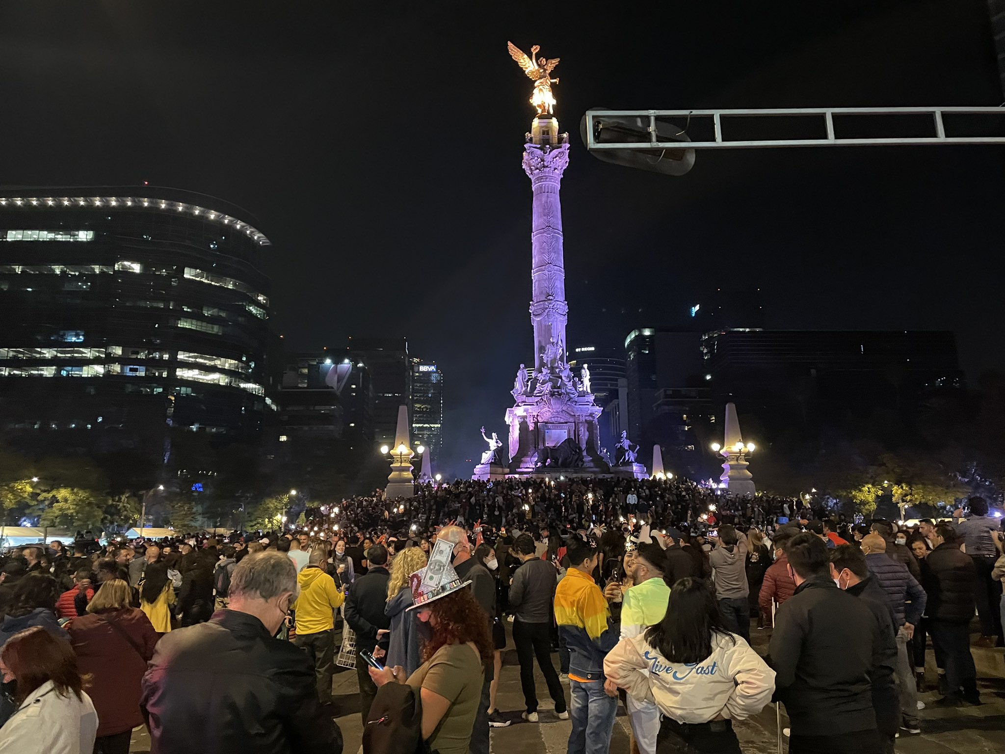 Capitalinos se congregan en el Ángel de la Independencia para celebrar el Año Nuevo