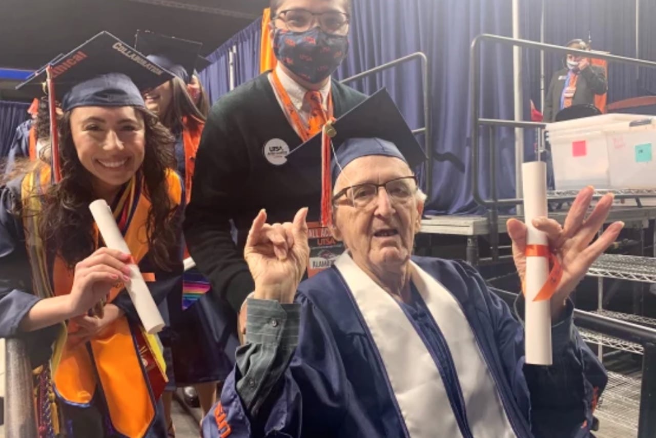 Texas: Abuelo se graduó junto a su nieta de la universidad