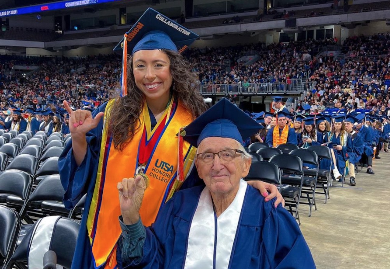 Texas: Abuelo se graduó junto a su nieta de la universidad