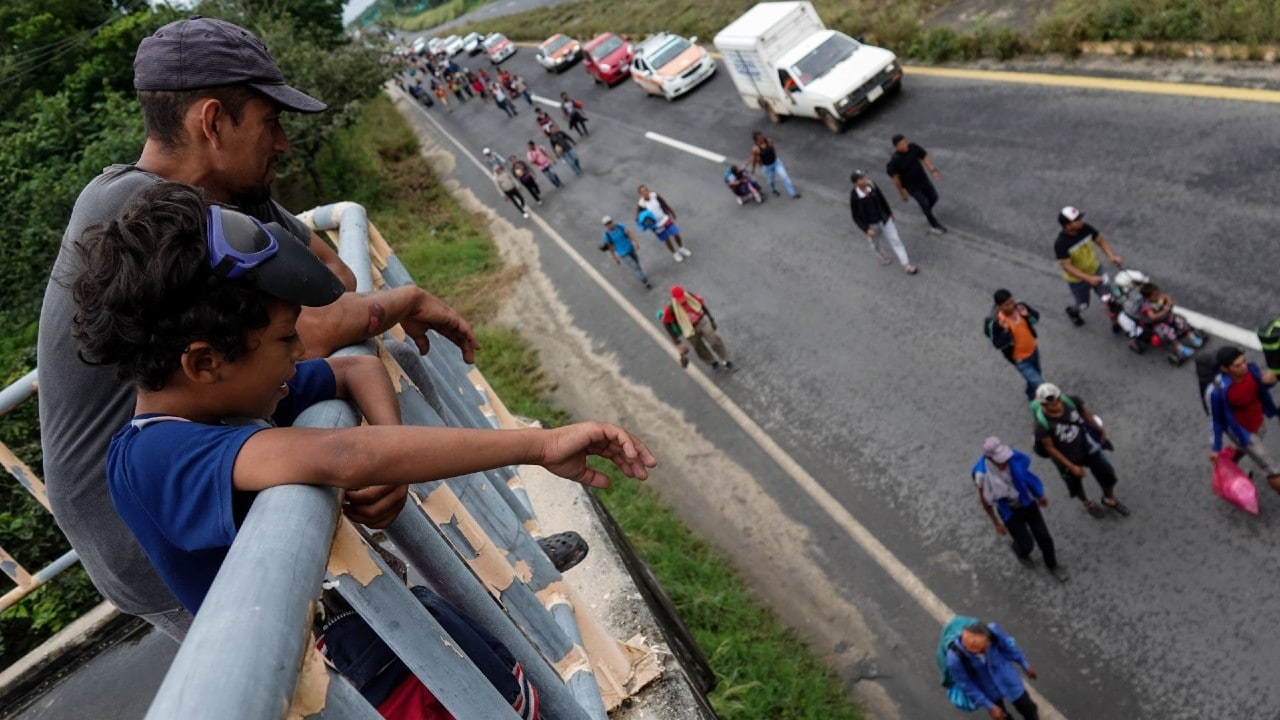 Caravana migrante en Veracruz se enfrenta personal de migración.