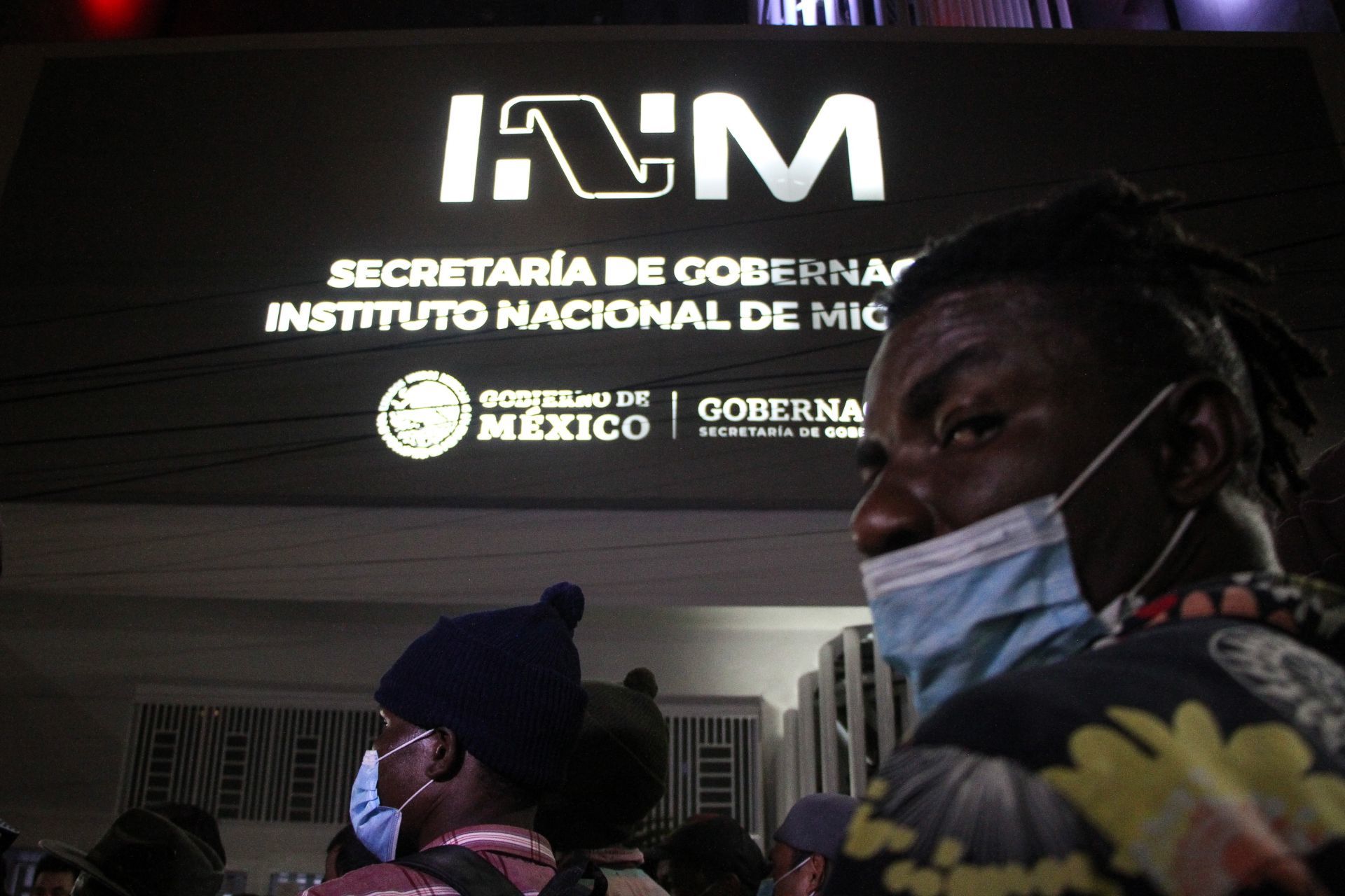 Caravana migrante protesta en oficinas del INM, en CDMX; amenazan con quedarse mucho tiempo