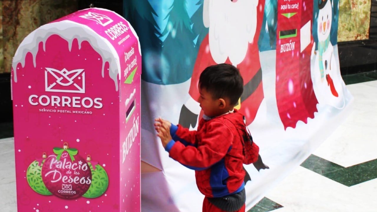 Niños dejan sus cartitas a Santa Claus y los Reyes en buzones del Palacio Postal