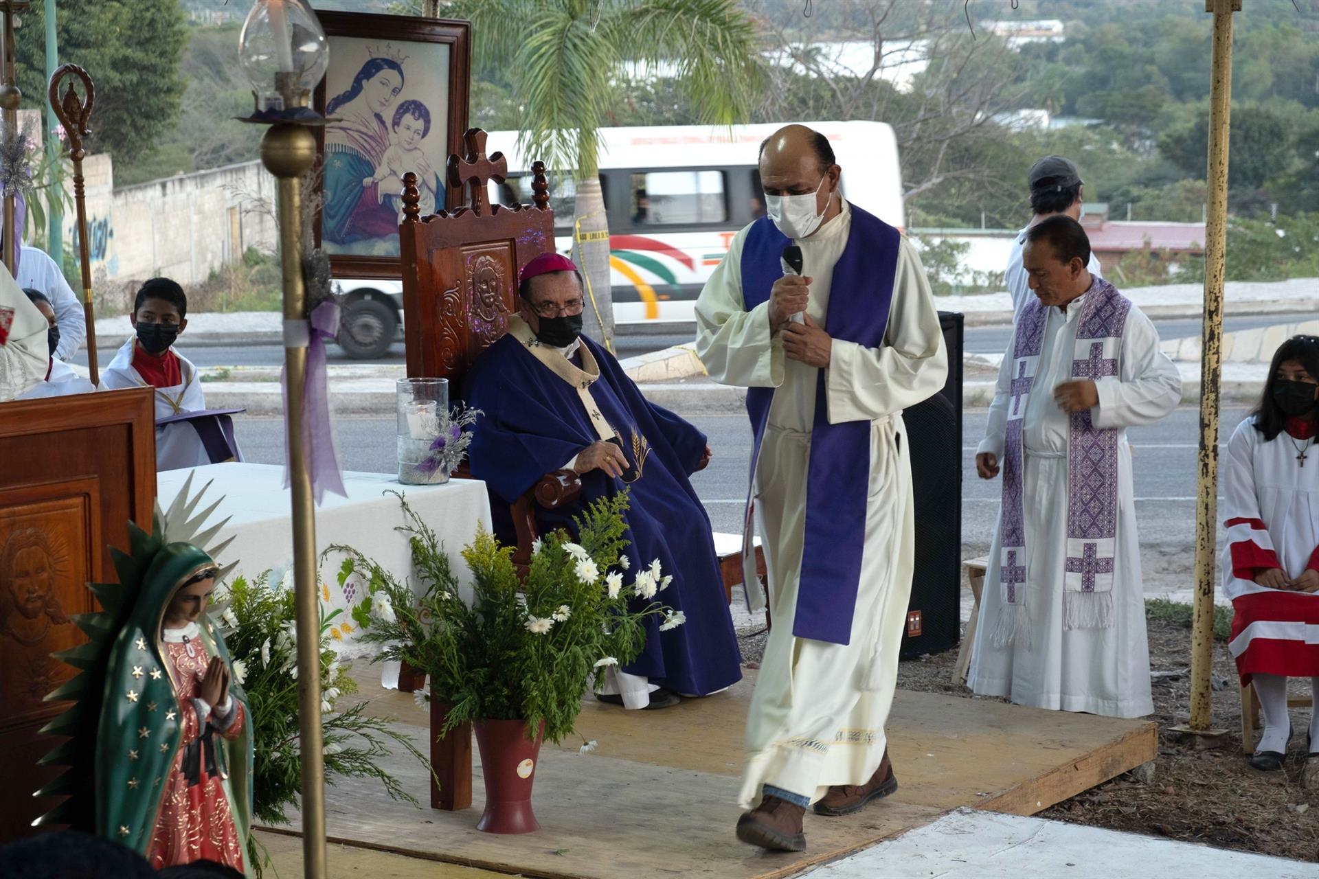 Celebran misa en honor de migrantes víctimas de volcadura en Chiapas