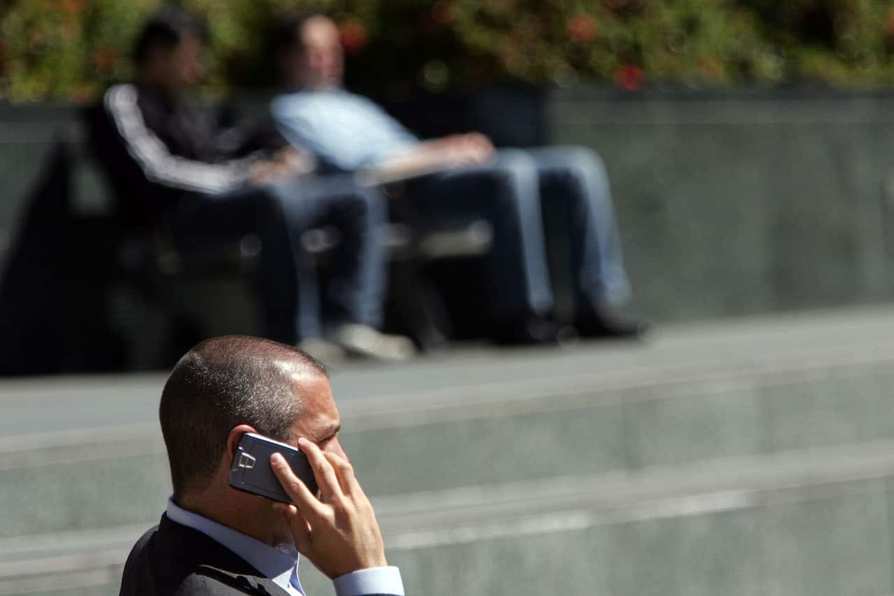 Un hombre habla con su teléfono celular (Getty Images)