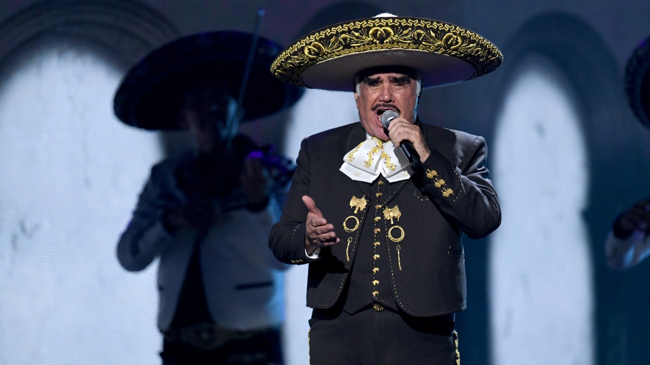 Fotografía del legendario cantante mexicano Vicente Fernández durante un concierto