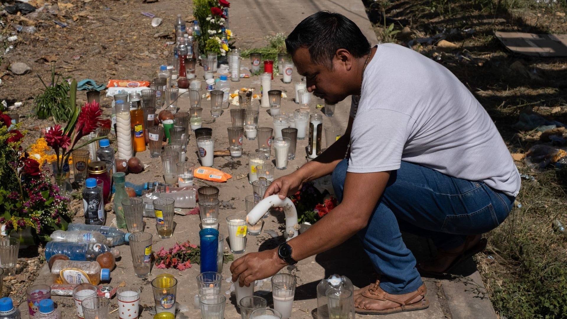 Colocan altar improvisado en honor a los 55 migrantes que perdieron la vida