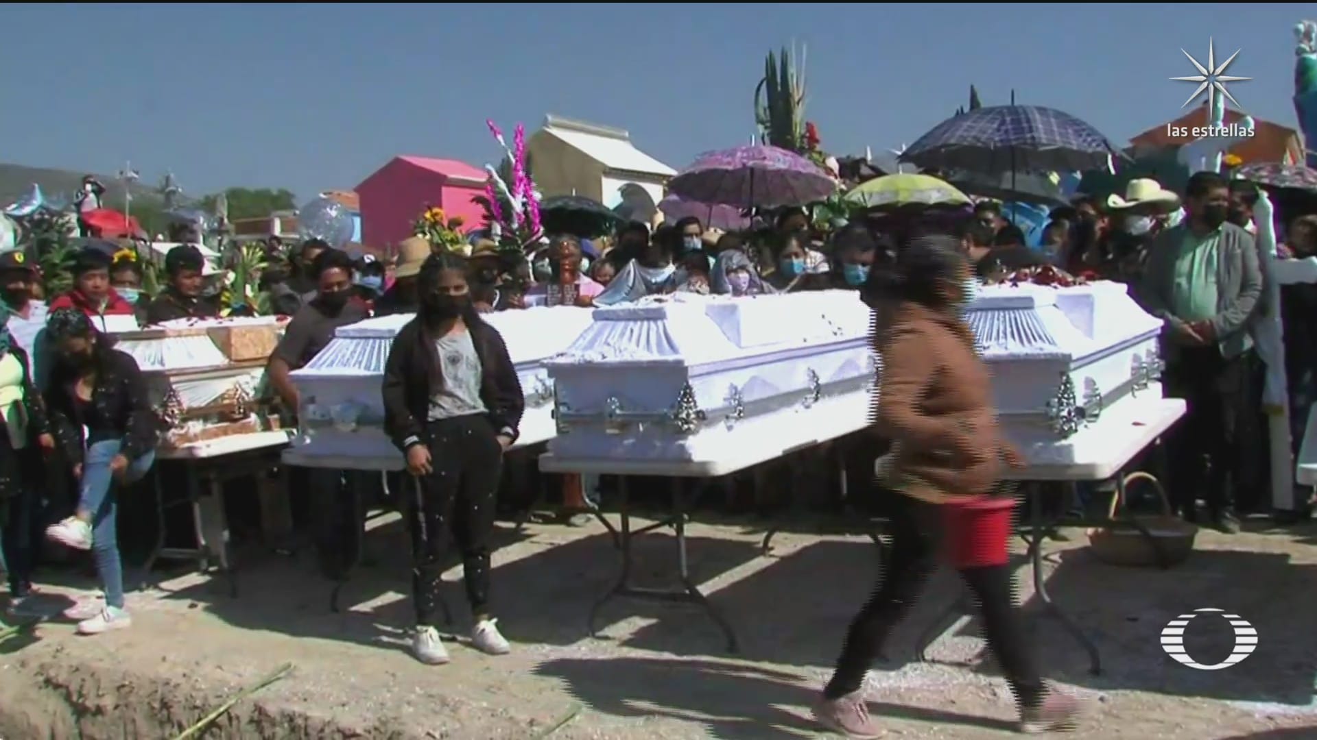 cientos de personas despiden a victimas de la explosion de un polvorin en santiago tenango
